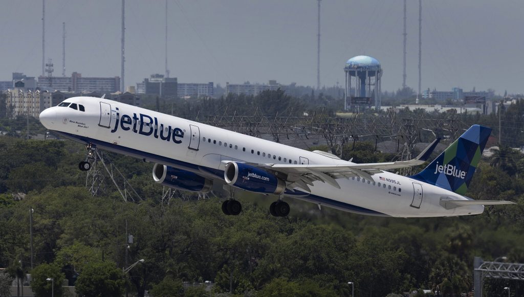 Allegedly Drunk Man Charged With Threatening Woman With Razor Blade Mid-Flight