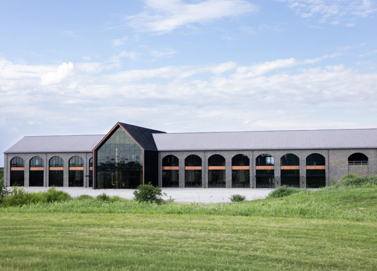 Willett Fills First Barrel of Whiskey at New Springfield Distillery spirit image