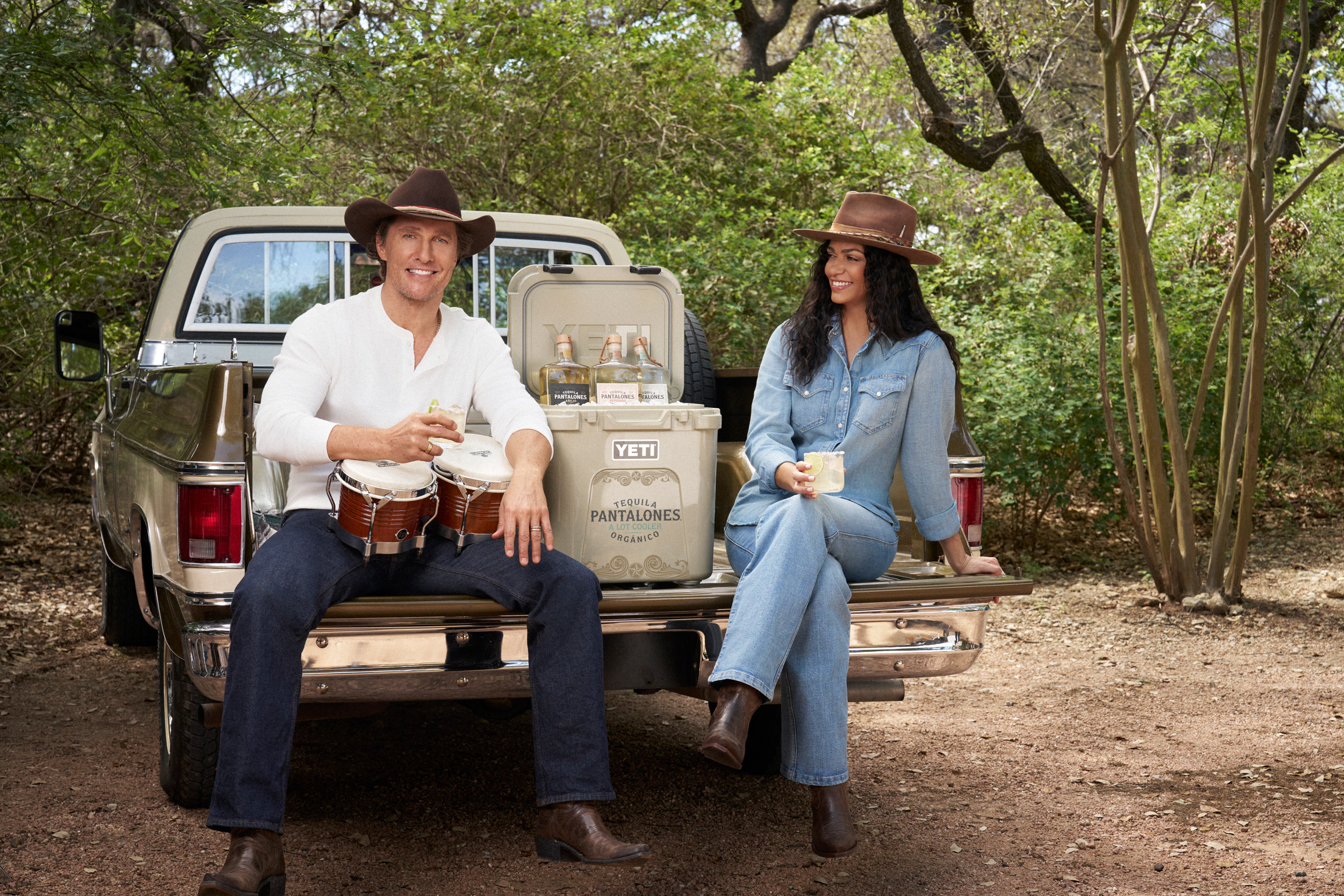 Matthew McConaughey Pantalones YETI cooler